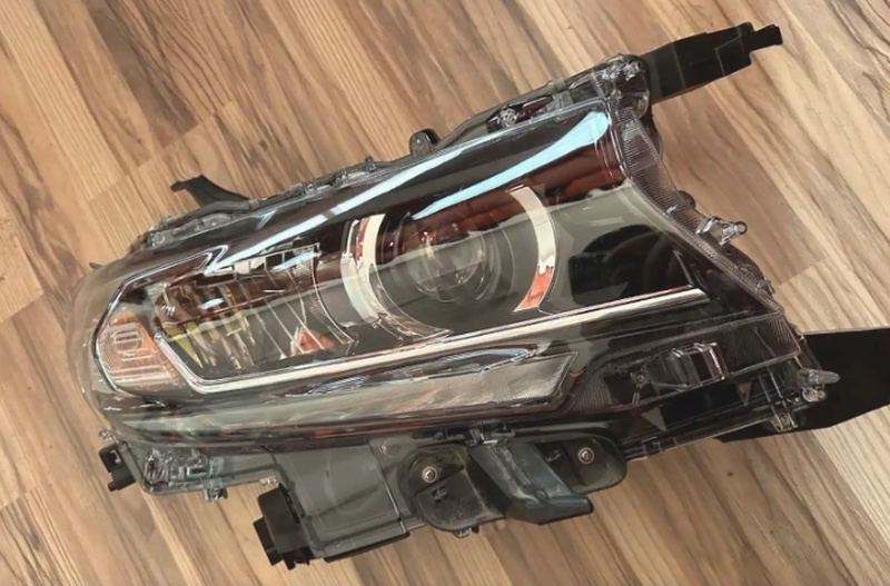 Передняя фара на Toyota Prado
